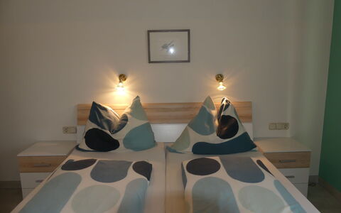 Stainer: Bygning, Møbel, Komfort, Bed Frame, Textile, Træ, Hus, Lampe, Indretning, Dekoration