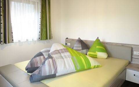 Nina: Soveværelse, Værelse, Seng, Møbel, Sengetøj, Ejendom, Indretning, Sengetøj, Bed Frame, Madras