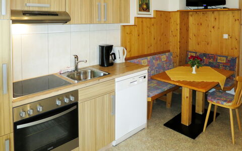 Zell am Ziller 615: Countertop, Værelse, Køkken, Ejendom, Møbel, Cabinetry, Komfur, Bygning, Etage, Hus