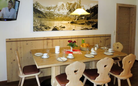 Zell am Ziller 615: Spisestue, Værelse, Møbel, Bord, Ejendom, Indretning, Væg, Stol, Hus, Køkken & Spisebord