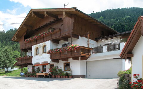 Landhaus Heim: Ejendom, Hus, Bygning, Tag, Hjem, Ejendom, Arkitektur, Sommerhus, Facade, Træ