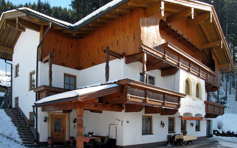 Landhaus Heim: Bygning, Ejendom, Sne, Vindue, Træ, Hus, Hældning, Træ, Facade