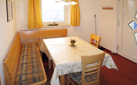 Zell am Ziller 617: Værelse, Møbel, Etage, Ejendom, Bord, Indretning, Hårdttræ, Hus, Spisestue, Træ
