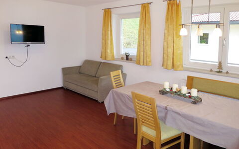 Zell am Ziller 617: Værelse, Møbel, Etage, Indretning, Ejendom, Bygning, Stue, Hårdttræ, Trægulve, Loft