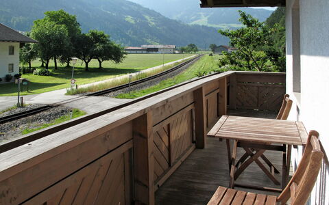 Zell am Ziller 630: Ejendom, Hus, Møbel, Bygning, Værelse, Altan, Arkitektur, Træ, Træ, Landskab