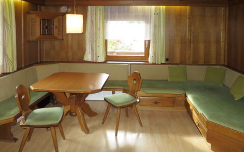 Zell am Ziller 630: Værelse, Møbel, Ejendom, Indretning, Etage, Bord, Bygning, Hårdttræ, Træ, Gulvbelægning
