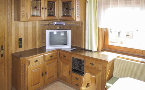 Zell am Ziller 630: Møbel, Cabinetry, Værelse, Ejendom, Køkken, Skab, Indretning, Countertop, Bygning, Skuffe