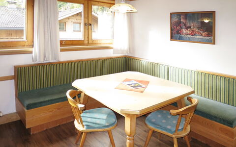 Zell am Ziller 630: Værelse, Møbel, Ejendom, Bord, Bygning, Hus, Indretning, Etage, Spisestue, Stol