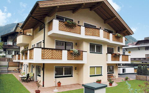 Mayrhofen 687: Himmel, Bygning, Ejendom, Sky, Plante, Vindue, Hus, Urban Design, Ejerlejlighed, Boligområde