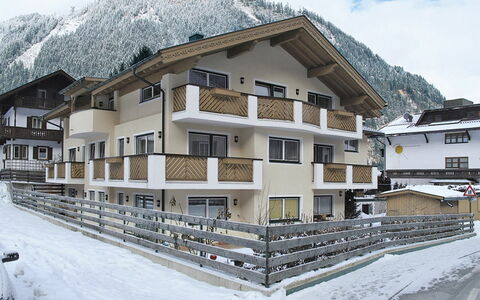 Mayrhofen 687: Himmel, Bygning, Ejendom, Sne, Vindue, Bjerg, Sky, Hus, Hældning, Kvarter
