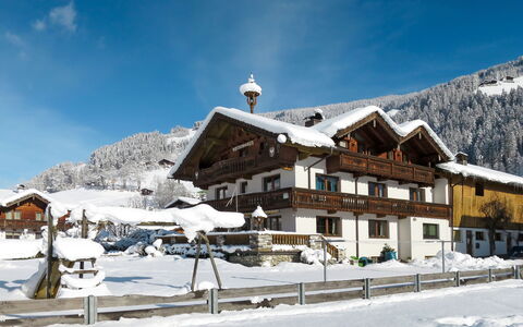 Mayrhofen 709: Sky, Himmel, Sne, Bjerg, Bygning, Hældning, Vindue, Hus, Fryser, Landskab