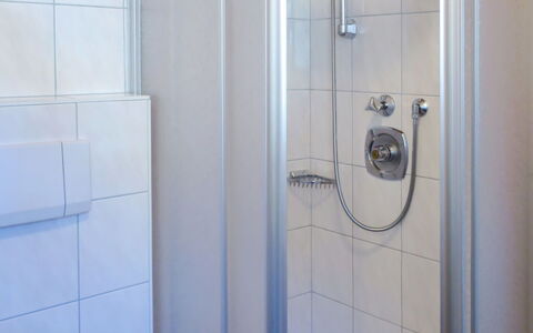 Mayrhofen 709: Bruser Dør, Brusepanel, Ejendom, Badeværelse, Værelse, Bruser, Sanitærarmatur, Flise, Dør, Glas