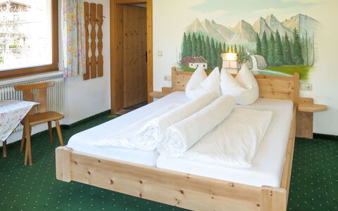 Mayrhofen 709: Møbel, Seng, Soveværelse, Værelse, Bed Frame, Ejendom, Sengetøj, Madras, Indretning, Sengetøj