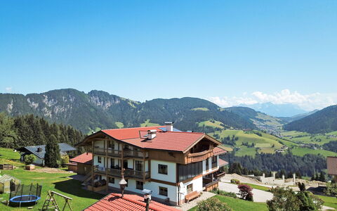 Wildschönau 663: Bjergrige Landskabsformer, Bjerg, Bjerglandsby, Hill Station, Bjergkæde, Himmel, Alps, Ejendom, Naturlige Landskab, Stad