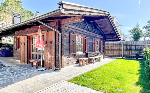 Imst 615: Plante, Himmel, Bygning, Træ, Træ, Skygge, Sommerhus, Boligområde, Tag, Landskab