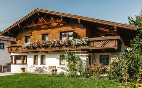 Prutz Kaunertal 656: Himmel, Plante, Bygning, Vindue, Ejendom, Hus, Træ, Træ, Land Lot, Blomst