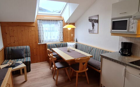 Prutz Kaunertal 658: Bord, Ejendom, Møbel, Cabinetry, Countertop, Billedramme, Træ, Indretning, Køkken, Belysning