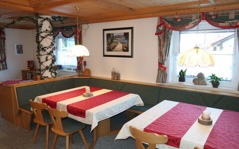 Prutz Kaunertal 658: Møbel, Bord, Ejendom, Billedramme, Dekoration, Textile, Belysning, Træ, Indretning, Arkitektur