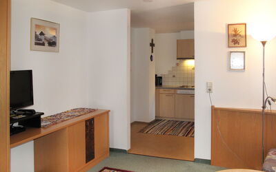 Bergfeld 603.1: Ejendom, Møbel, Bord, Billedramme, Træ, Cabinetry, Komfort, Stue, Gulvbelægning, Etage
