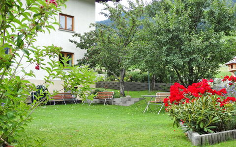 Tyrol: Plante, Blomst, Bygning, Blomsterkrukke, Vindue, Træ, Land Lot, Græs, Vedplante, Bunddække