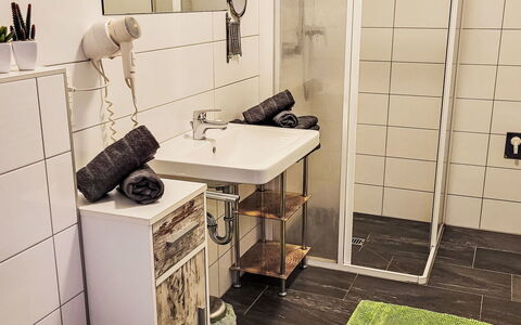 Tschiderer: Gulvbelægning, Toiletbræt, Etage, Sanitærarmatur, Toilet, Indretning, Badeværelse, Vvs, Flise, Tap