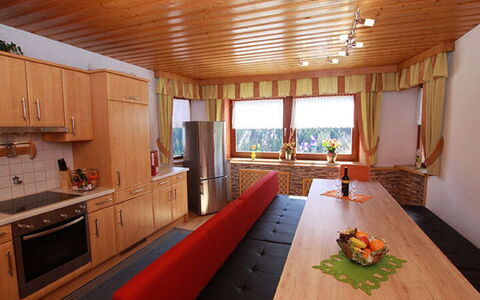 Kappl 605: Cabinetry, Bord, Møbel, Bygning, Vindue, Træ, Countertop, Køkkenvask, Køkken, Indretning