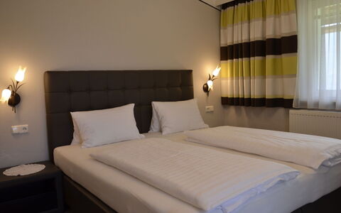 Ferienglück: Bygning, Ejendom, Møbel, Komfort, Træ, Bed Frame, Textile, Belysning, Indretning, Lampe