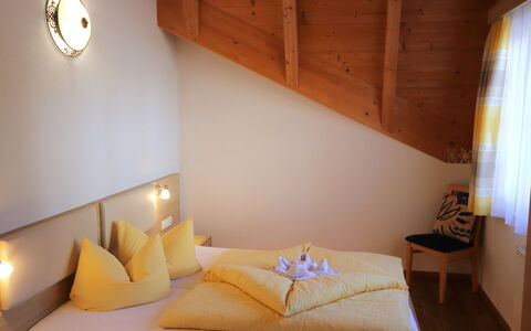 Bergblick: Indretning, Loft, Sengetøj, Soveværelse, Bejdse, Hotel, Bed Frame, Seng, Stol, Sengetøj