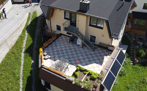 Bergblick: Bygning, Vindue, Plante, Land Lot, Urban Design, Græs, Boligområde, Kvarter, Landskab, Hus