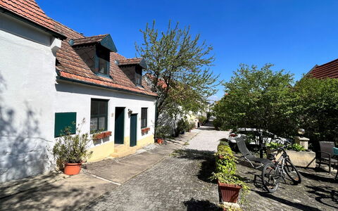 Mörbisch am See 603: Himmel, Plante, Bygning, Ejendom, Vindue, Vejbelægning, Hus, Træ, Blomsterkrukke, Asfalt