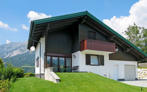 Jung: Hus, Ejendom, Hjem, Arkitektur, Bygning, Tag, Ejendom, Sommerhus, Facade, Græs