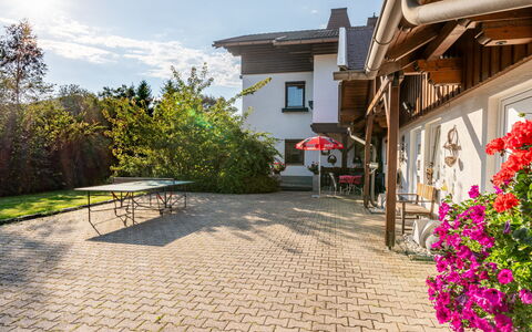 Feldkirchen in Kärnten 607: Plante, Himmel, Blomst, Bygning, Ejendom, Sky, Vejbelægning, Vindue, Hus, Kvarter