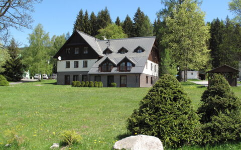 Harrachovka: Plante, Himmel, Ejendom, Bygning, Træ, Naturlige Landskab, Hus, Land Lot, Græs, Sommerhus