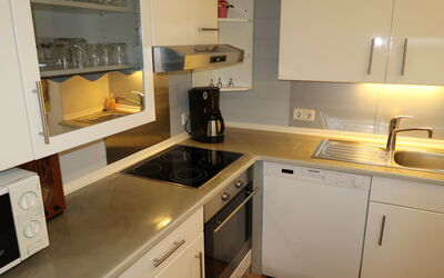Osterende 663.3: Countertop, Cabinetry, Ejendom, Køkkenvask, Møbel, Håndvask, Køkken, Køkken Apparat, Komfur, Træ