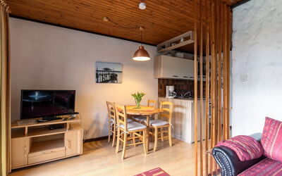 Nordsee-Ferienhaus 611.5: Bord, Møbel, Ejendom, Plante, Træ, Stol, Indretning, Etage, Rektangel, Gulvbelægning