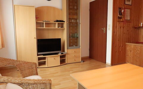 Horumersiel 609: Møbel, Bord, Ejendom, Cabinetry, Træ, Indretning, Etage, Gulvbelægning, Komfort, Couch