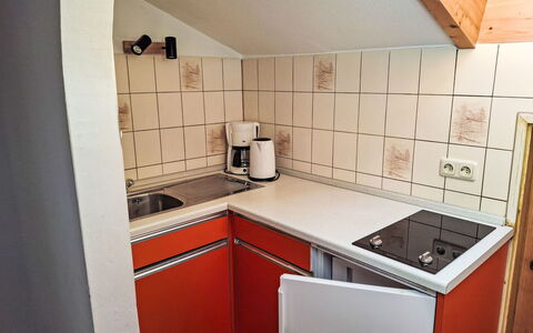 Garmisch-Partenkirchen 627: Køkken, Køkkenvask, Countertop, Håndvask, Køkken Apparat, Sanitærarmatur, Større Bandage, Tap, Cabinetry, Gulvbelægning