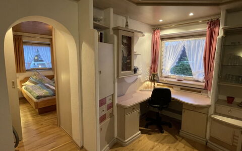Garmisch-Partenkirchen 627: Ejendom, Træ, Television, Komfort, Indretning, Bygning, Etage, Gulvbelægning, Gardin, Stue