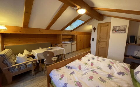 Garmisch-Partenkirchen 627: Møbel, Ejendom, Komfort, Træ, Etage, Seng, Hårdttræ, Loft, Soveværelse, Lampe