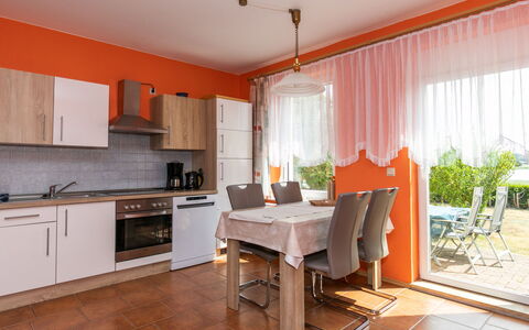 Waase 606: Møbel, Ejendom, Cabinetry, Plante, Bord, Countertop, Stol, Vindue, Træ, Indretning
