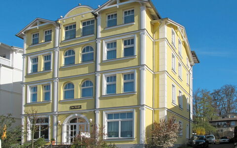Ostseebad Sellin 617: Himmel, Plante, Bygning, Ejendom, Vindue, Hjul, Urban Design, Ejerlejlighed, Træ, Højhus