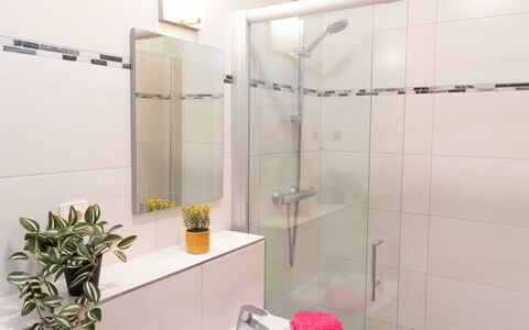 Ostseebad Lubmin 607: Badeværelse, Sanitærarmatur, Indretning, Gulvbelægning, Etage, Vvs, Badeværelsesskab, Tap, Spejl, Flise