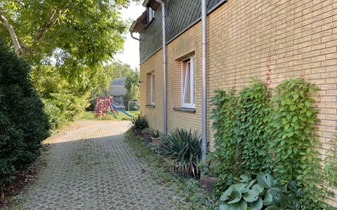Waren 609: Plante, Bygning, Vejbelægning, Vindue, Gulvbelægning, Kvarter, Hus, Boligområde, Ejendom, Asfalt