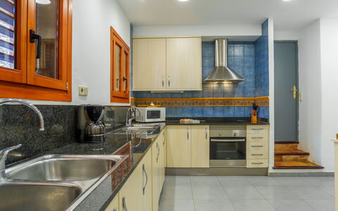 Finca L'Embat: Tap, Køkkenvask, Håndvask, Countertop, Cabinetry, Ejendom, Sanitærarmatur, Indretning, Træ, Køkken