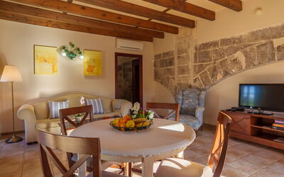 Agroturismo Roqueta 602.3: Bord, Møbel, Ejendom, Træ, Belysning, Couch, Indretning, Komfort, Etage, Stue