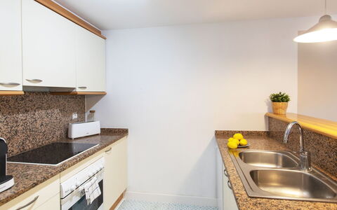 Green Mar C: Brun, Countertop, Køkkenvask, Cabinetry, Ejendom, Håndvask, Køkken, Tap, Træ, Sanitærarmatur