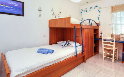 Villa Blanca Feliu: Soveværelse, Seng, Værelse, Møbel, Ejendom, Sengetøj, Madras, Bed Frame, Bygning, Sengetøj