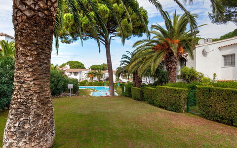 Villa Blanca Feliu: Busk, Have, Lawn, Udvej, Skygge, Landscaping, Hacienda, Tropics, Gård