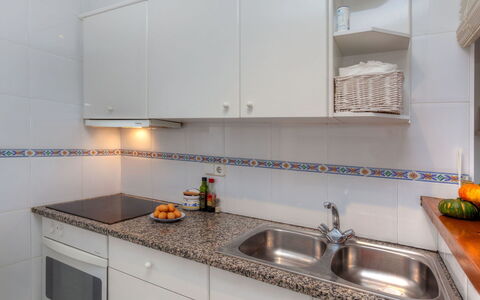 Trebol Blanco: Countertop, Ejendom, Cabinetry, Køkken, Værelse, Møbel, Flise, Indretning, Håndvask, Komfur