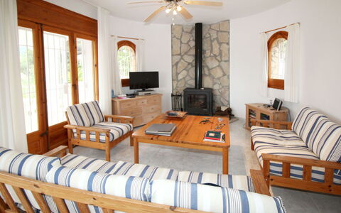 Casa del Bosc: Billedramme, Møbel, Ejendom, Vindue, Loftsventilator, Komfort, Bord, Couch, Træ, Window Blind